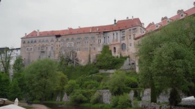 Eyalet Kalesi, Çek Şatosu Cesky Krumlov Bulutlu bir bahar gününde, yeşil ağaçlar