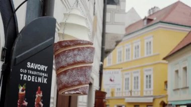 Geleneksel Çek tatlısı Trdelnik şeklinde plastik heykel. Sokak dükkânı tabelası