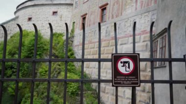 Uyarı işareti olan metal çit çitten atlamayı yasaklıyor, komik simge, resim