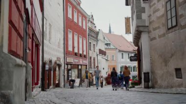 CESKY KRUMLOV, CZECH - 27 Mayıs 2019: Sevgi dolu çift dar sokaklarda yürüyor
