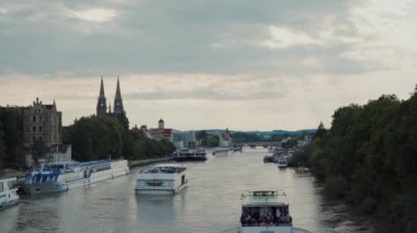 REGENSBURG, ALMANY - 25 MAYIS 2019: kuleler arası köprü manzarası, Tuna Nehri, gemiler