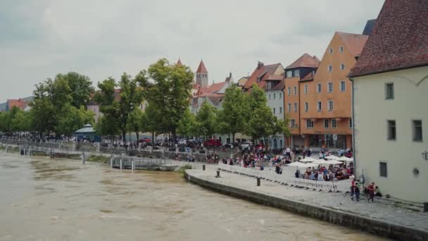 REGENSBURG, ΓΕΡΜΑΝΙΑ - 25 Μαΐου 2019: Θέα από τη γέφυρα Στόουν στη ζεστή γερμανική πόλη — Αρχείο Βίντεο