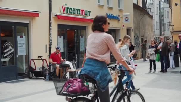 REGENSBURG, GERMANIA - 25 MAGGIO 2019: musicista di strada che suona il volantino per i turisti — Video Stock