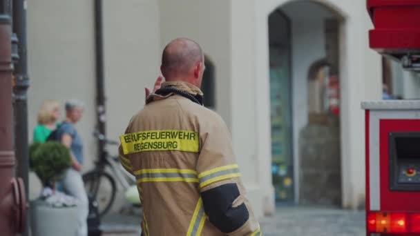 REGENSBURG, DUITSLAND - 25 mei 2019: professionele brandweerman controleert auto — Stockvideo