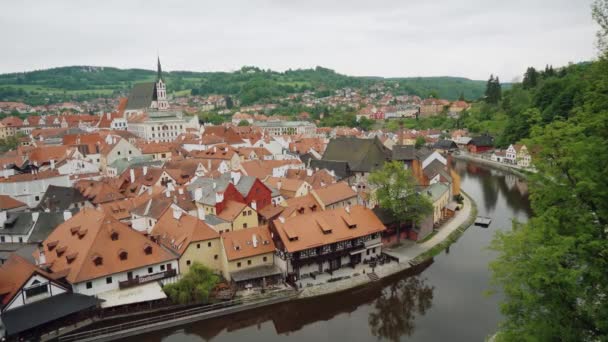 Scenic panoramic view over historical part Cesky Krumlov, Vltava river, summer — Stock Video