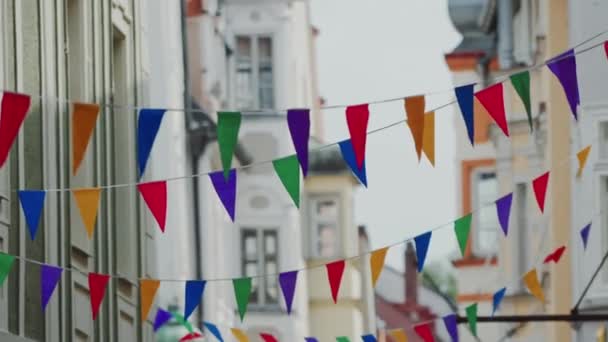 Guirnalda de banderas multicolores en el casco antiguo sobre fondo de arquitectura borrosa — Vídeos de Stock