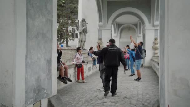 CESKIEN KRUMLOV, TJECKIEN - 27 MAJ 2019: säkerhetsvakt kör iväg kränker turist — Stockvideo