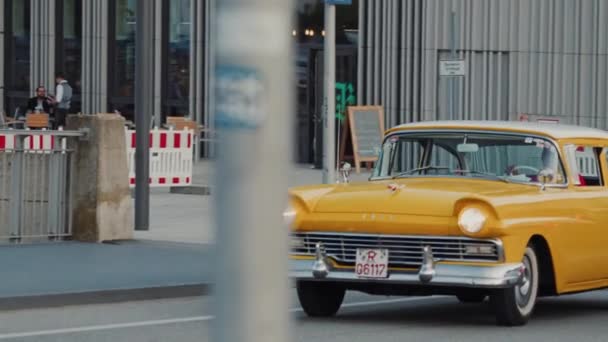 REGENSBURG, ALEMANIA - 25 DE MAYO DE 2019: coche clásico retro Ford, color amarillo — Vídeos de Stock