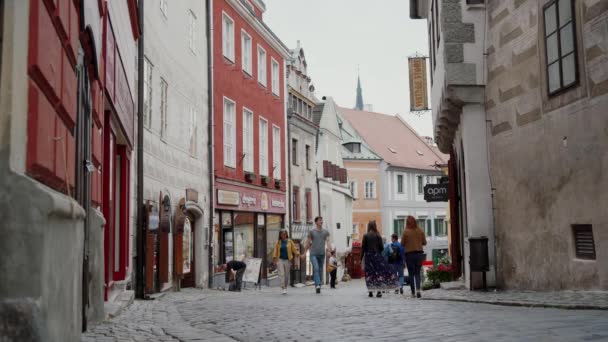 CESKY KRUMLOV, CZECH - MAY 27, 2019: Αγαπώντας ζευγάρι τουρίστες περπατά στενό δρόμο — Αρχείο Βίντεο
