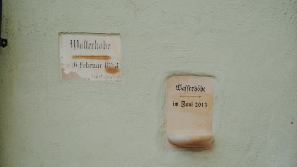 REGENSBURG, DEUTSCHLAND - 25. Mai 2019: Wandtafeln mit Text bedeuten Wasserstand, Datum — Stockvideo