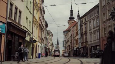 Olomouc, Çek Cumhuriyeti - Mayıs 2019: Tramvay yaklaşımlı eski sokak manzarası