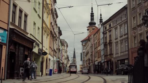 Olomouc, Tjeckien - Maj 2019: Old Street view with Tram approaches drives — Stockvideo