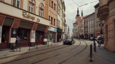 Olomouc, Çek Cumhuriyeti - Mayıs 2019: Eski sokaktan geçen iki tramvay