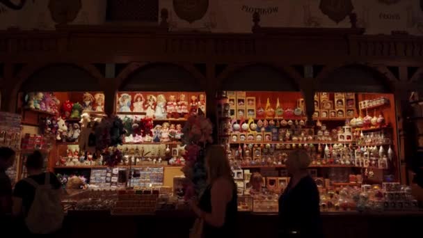 КРАКОВ, ПОЛЬША - 30 мая 2019 года: Сувенирный магазин для туристов в Старом городе Кракова — стоковое видео