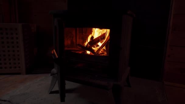 Fuego ardiente en la chimenea. Madera y eberes en la chimenea — Vídeos de Stock