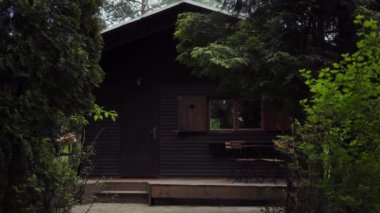 Elinde odun tutan bir adam ormana girmiş ve eve girmiş. Ülkede dinlenme