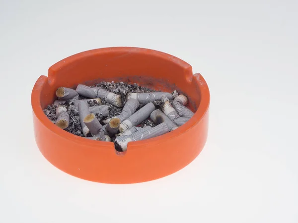 Пепельница с незажженной сигаретой — стоковое фото
