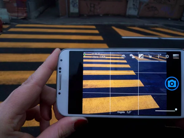 Pejalan kaki kuning menyeberang dari smartphone — Stok Foto