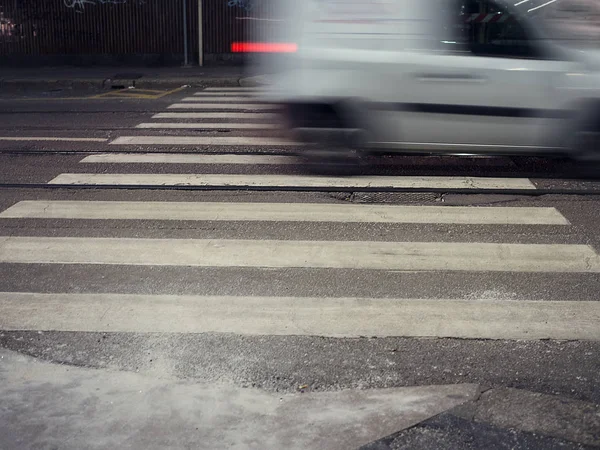 Белый пешеходный переход — стоковое фото
