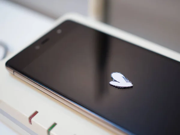 Smartphone dengan jantung kertas — Stok Foto