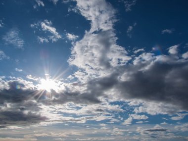 Beyaz bulutlu mavi gökyüzü