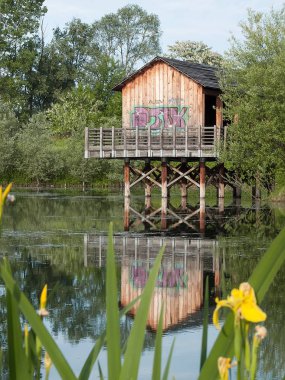 Göl kenarındaki ahşap ev