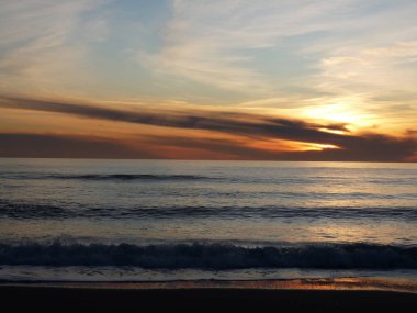 Denizin üzerinde gün batımı