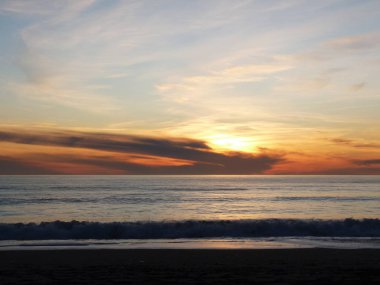 Denizin üzerinde gün batımı