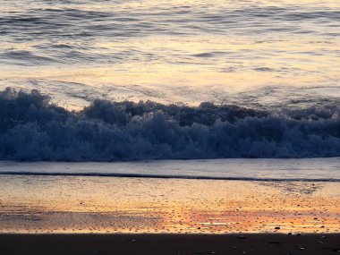 Denizin üzerinde gün batımı