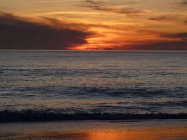 Denizin üzerinde gün batımı