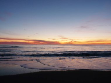 Denizin üzerinde gün batımı