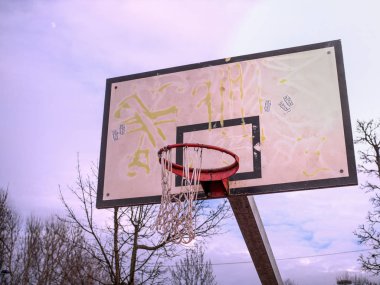 Bulutlu gökyüzü ile basketbol