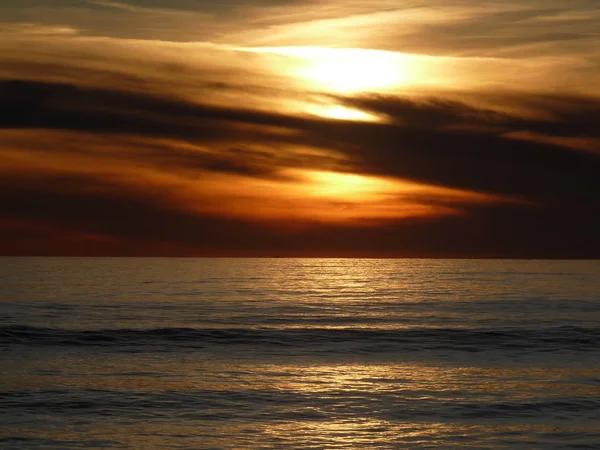 Puesta de sol sobre el mar — Foto de Stock