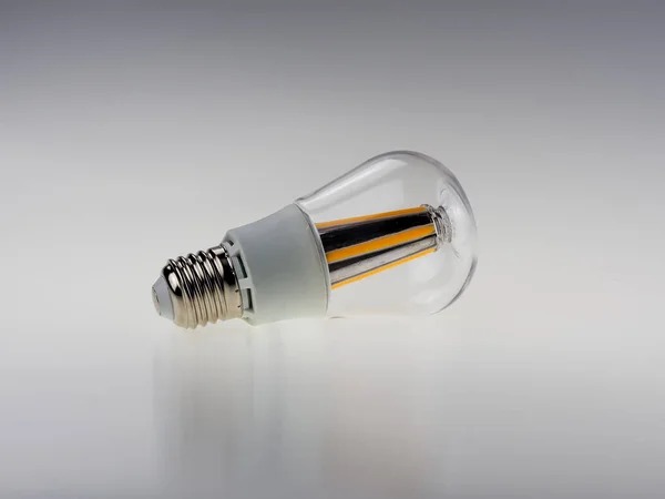 Ampoule led sur fond blanc — Photo