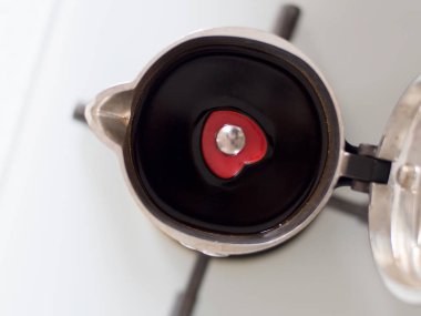 İçinde kalp ile kahve pot