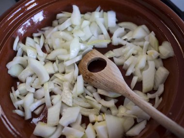 Tajine pot üzerinde beyaz soğan