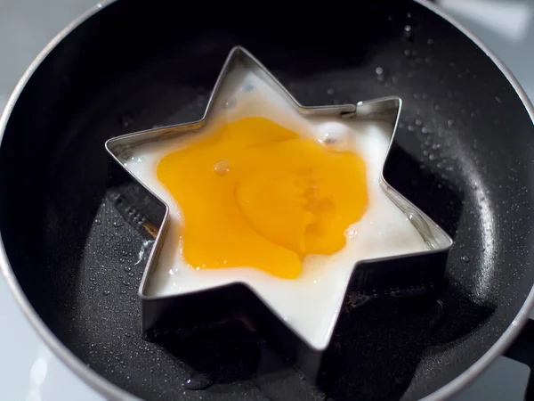 Huevo frito estrella en una sartén — Foto de Stock