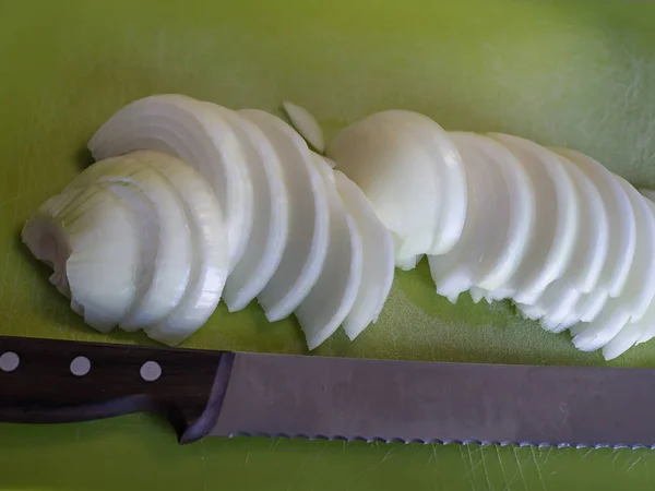 Rodajas de cebolla blanca en la tabla de cortar — Foto de Stock