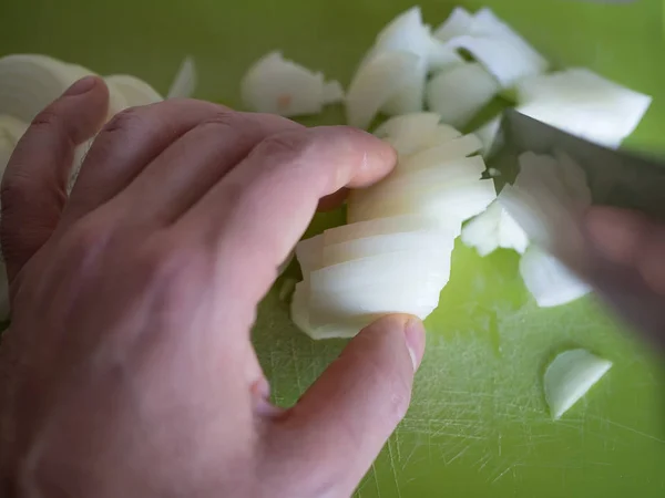 Rodajas de cebolla blanca en la tabla de cortar — Foto de Stock