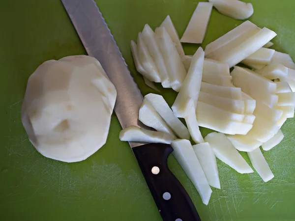 Scheiben weißer Kartoffeln auf Schneidebrett — Stockfoto