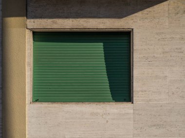 Yeşil pencere ve duvar kapalı