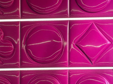 Fuşya arka plan üzerinde işaretler