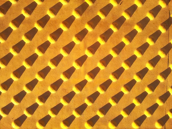 Cones amarelos com sombra — Fotografia de Stock