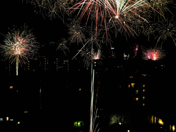 都市の上で新年の花火 — ストック写真