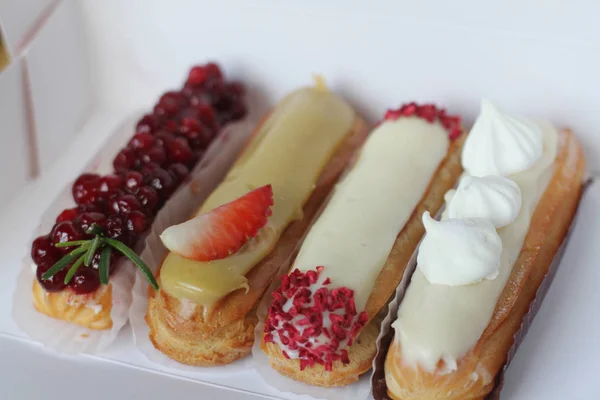 Dessert traditionnel français. Belles éclairs avec glaçage et baies . — Photo