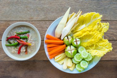 Hindistan cevizi sütü domuz soslu daldırma Kosovalı