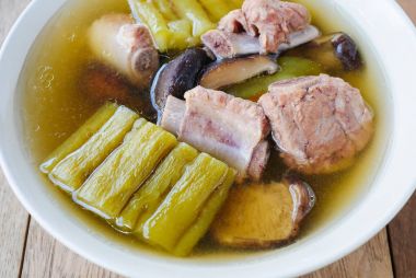 Acı kavun çorbası Domuz kaburga ile
