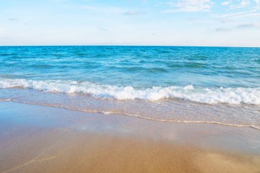 Tropikal deniz kum plajındaki dalga yumuşak