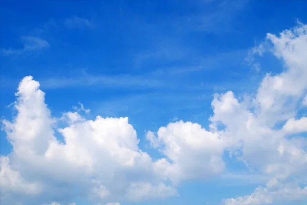 Nuvens brancas no céu azul com fundo espacial Imagens Royalty-Free