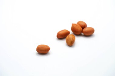 beyaz arkaplanda izole edilmiş yerfıstıkları 